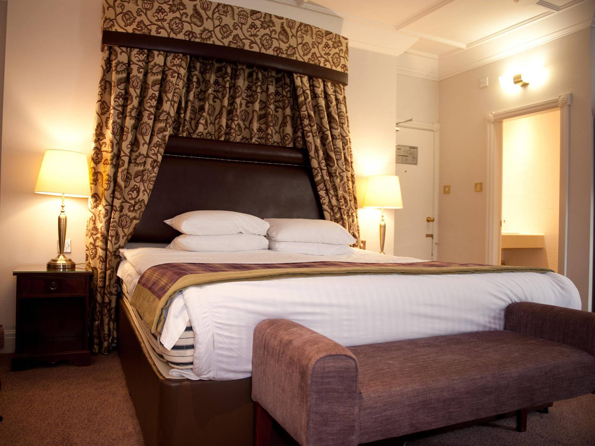 The Lymm Hotel Экстерьер фото