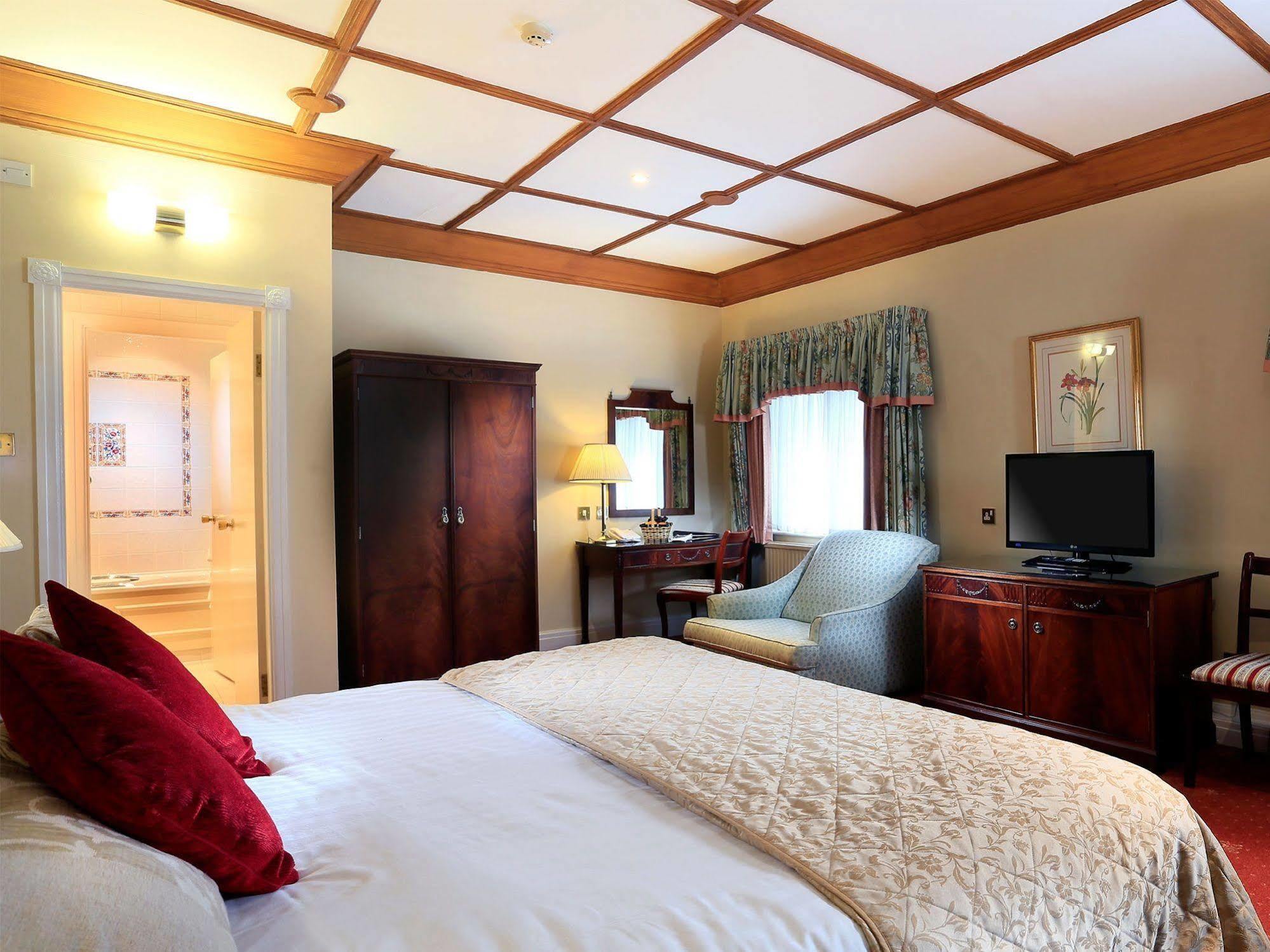 The Lymm Hotel Экстерьер фото
