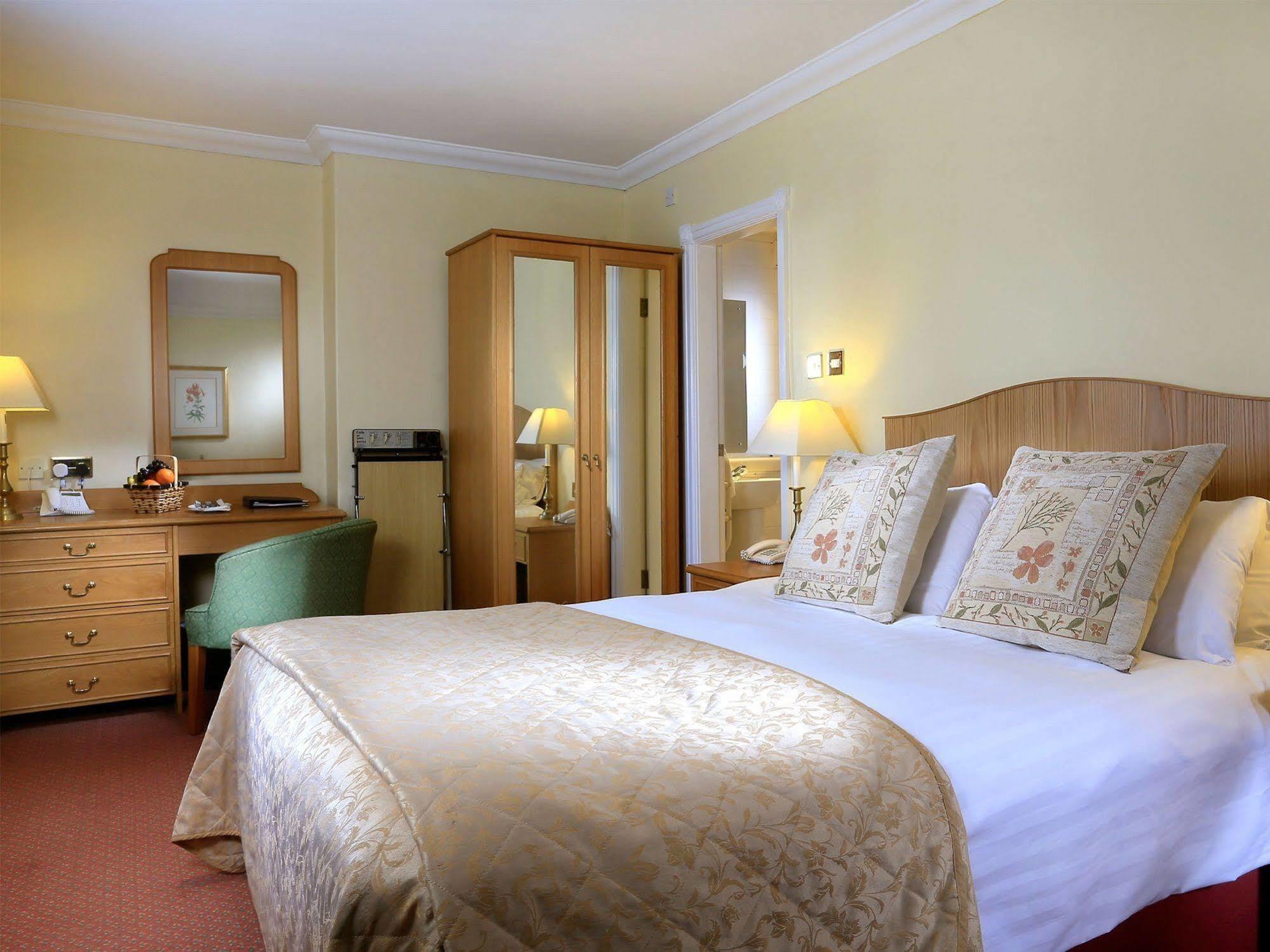 The Lymm Hotel Экстерьер фото