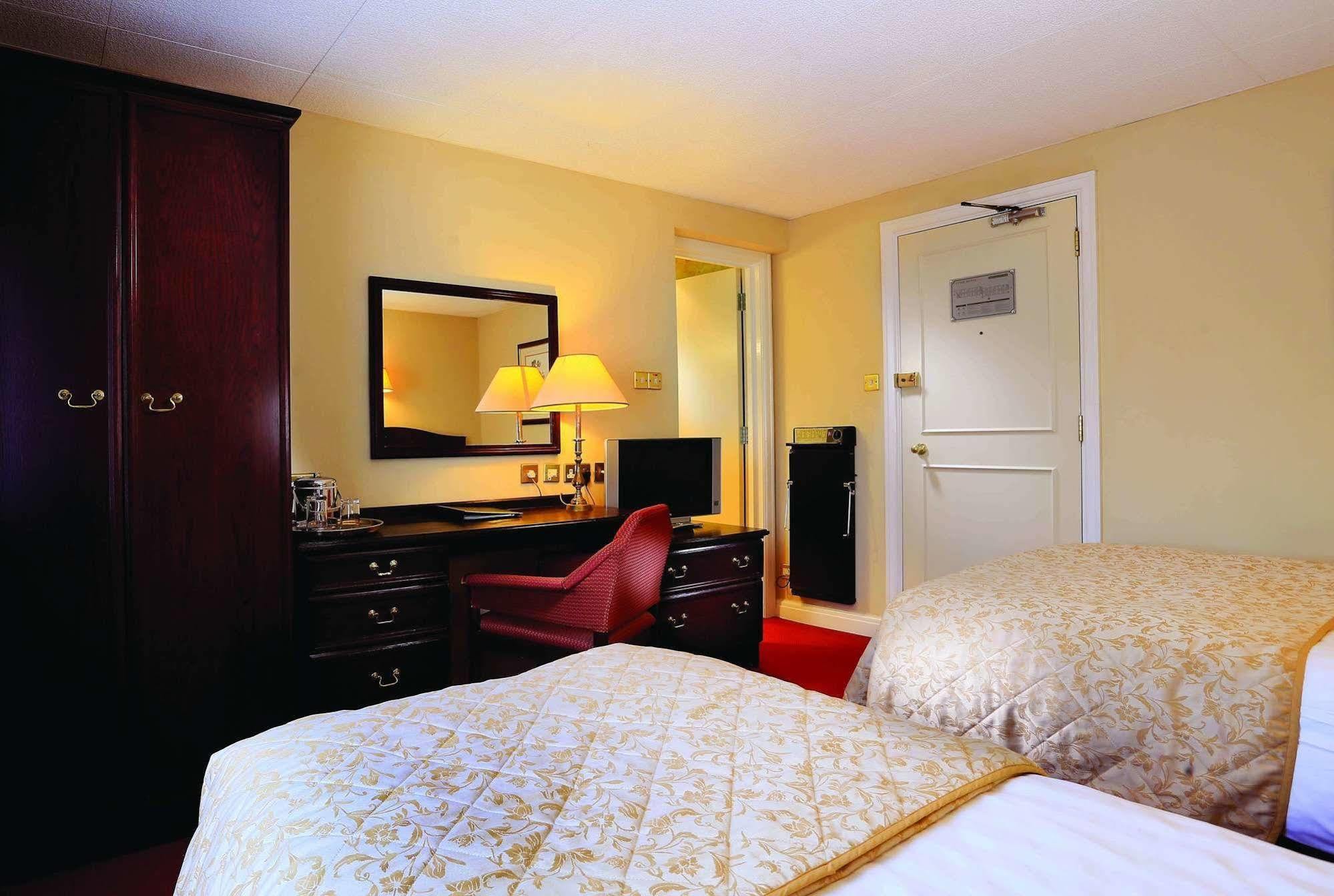 The Lymm Hotel Экстерьер фото