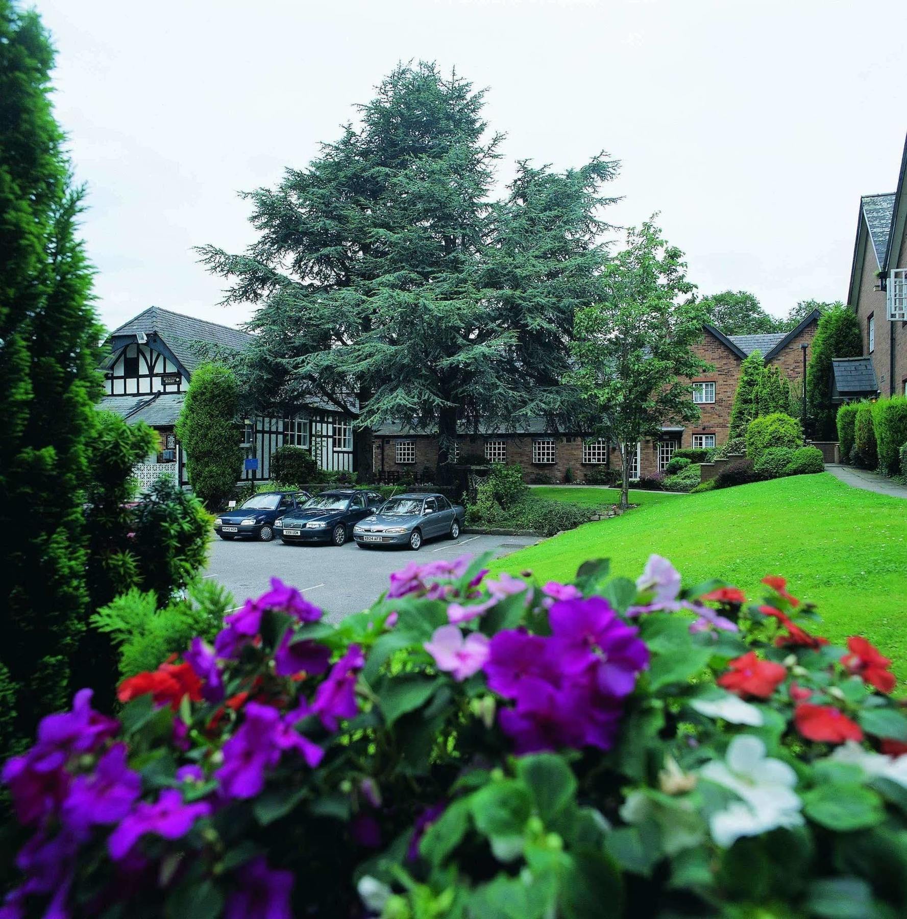 The Lymm Hotel Экстерьер фото