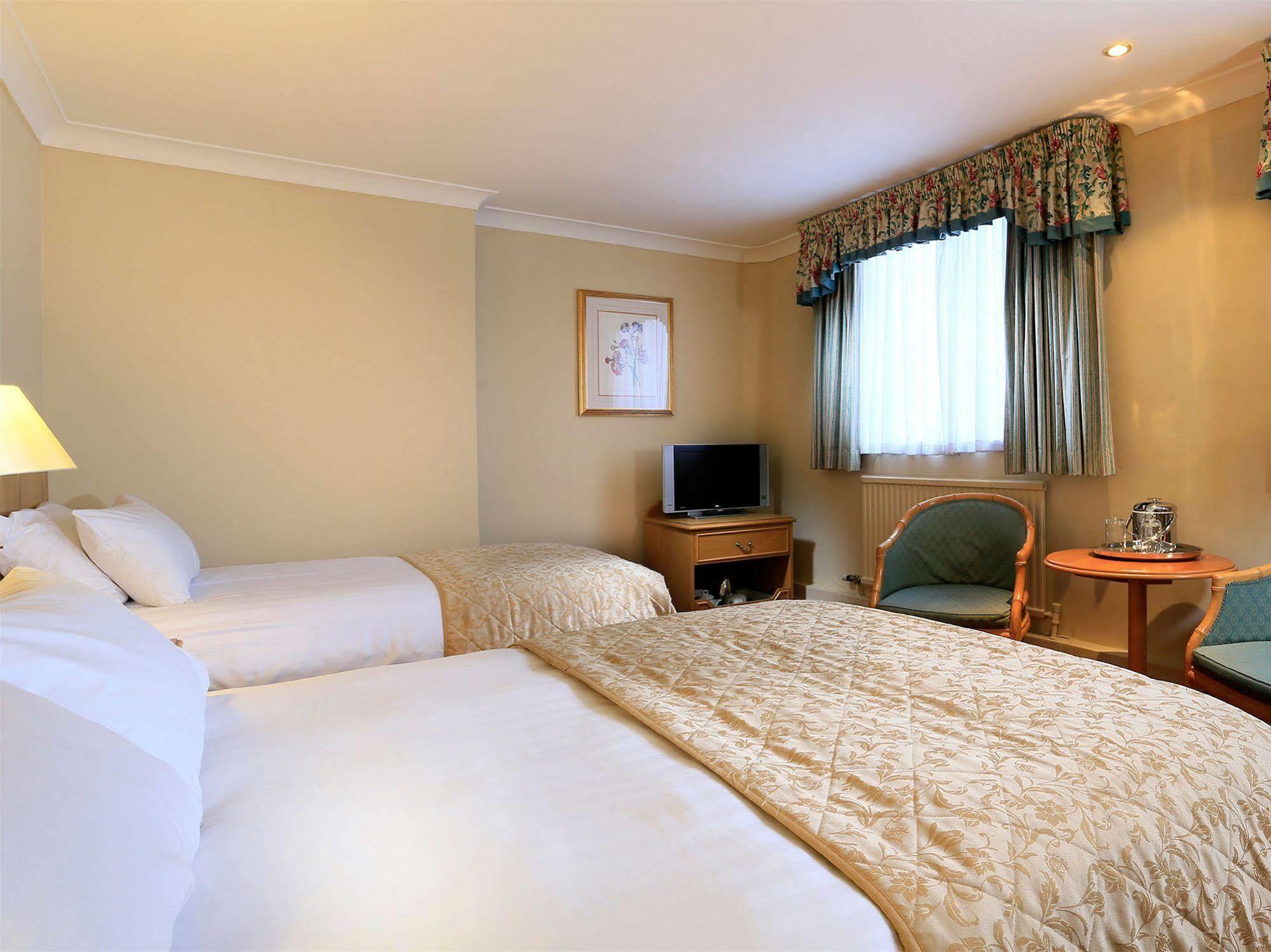 The Lymm Hotel Экстерьер фото